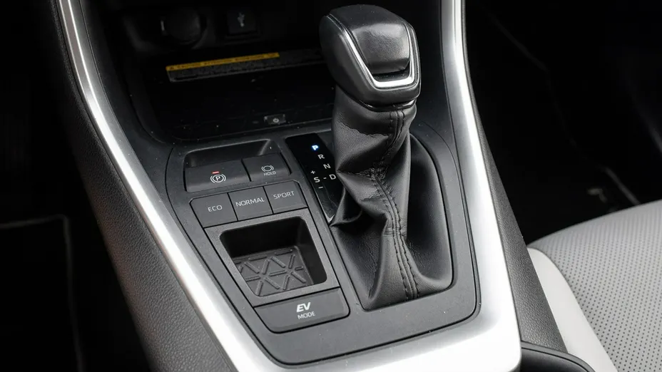 TOYOTA RAV4 -
