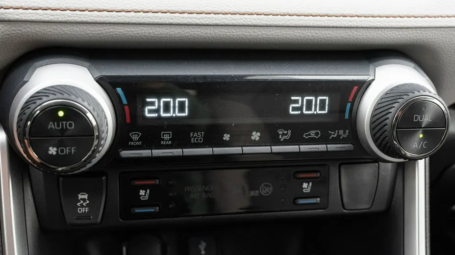 TOYOTA RAV4 -