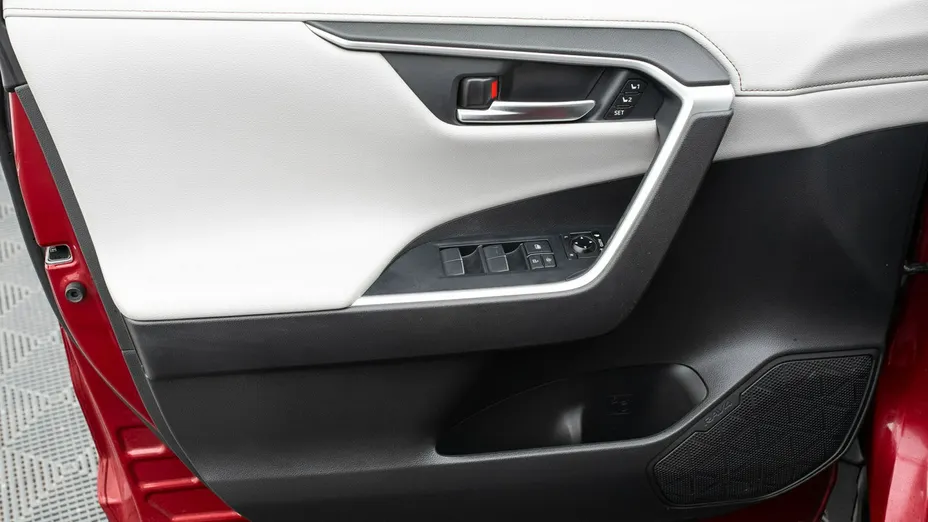 TOYOTA RAV4 -