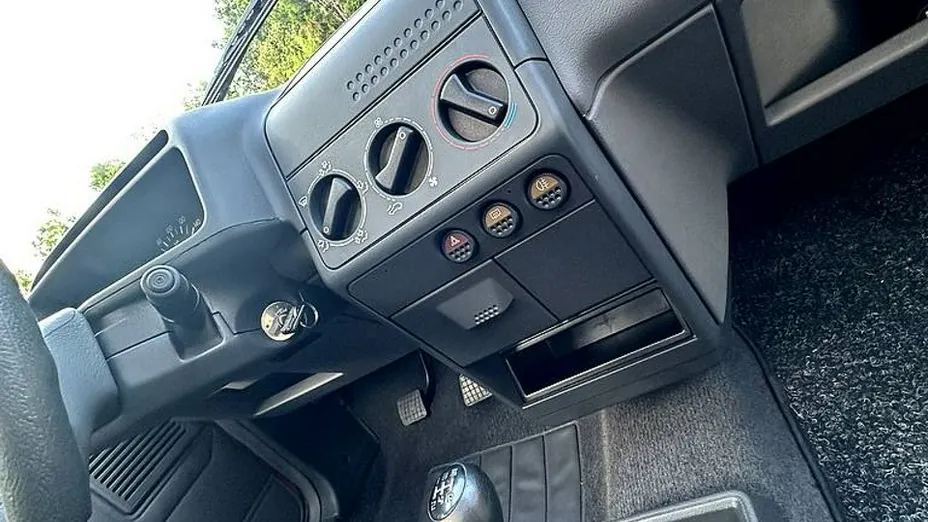 PEUGEOT 205 -