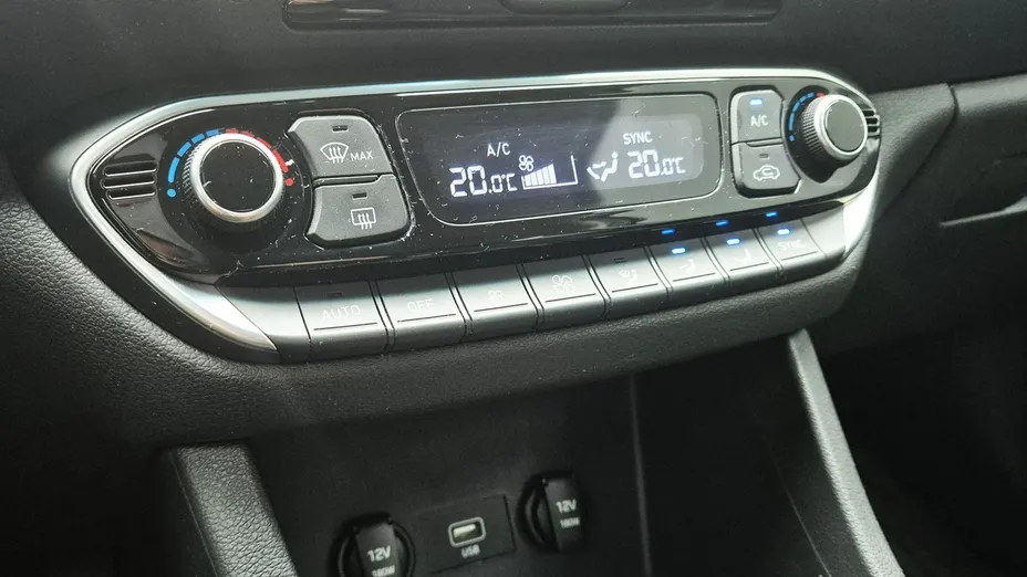 HYUNDAI i30 -