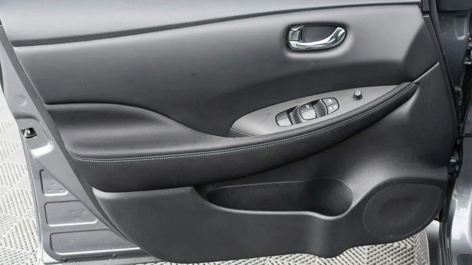 NISSAN Leaf -