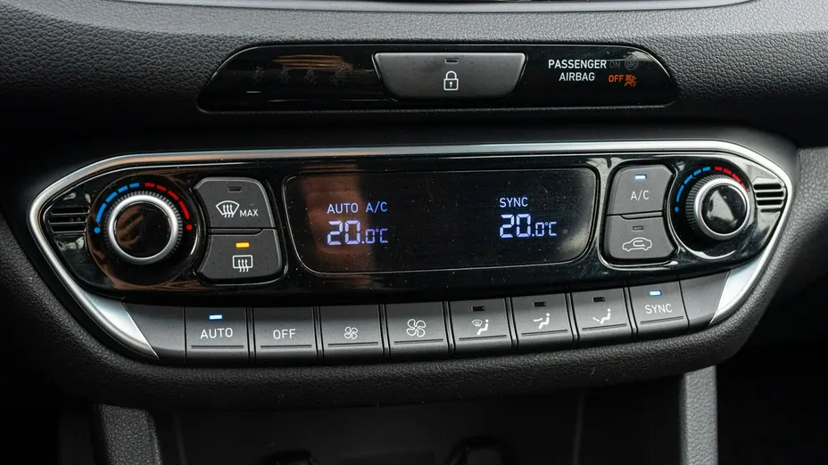 HYUNDAI i30 -