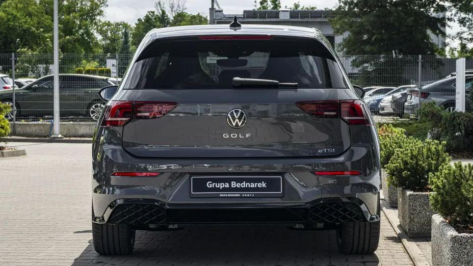 VOLKSWAGEN Golf -