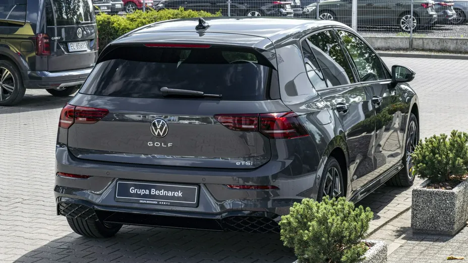 VOLKSWAGEN Golf -