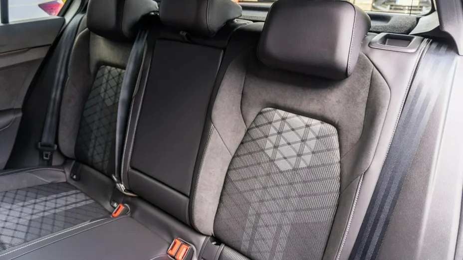 VOLKSWAGEN Golf -