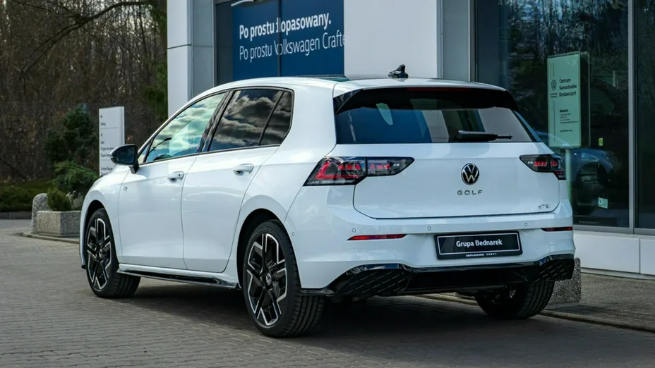 VOLKSWAGEN Golf -