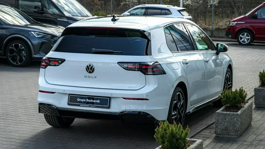 VOLKSWAGEN Golf -