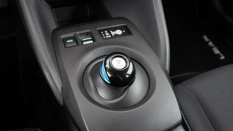 NISSAN Leaf -