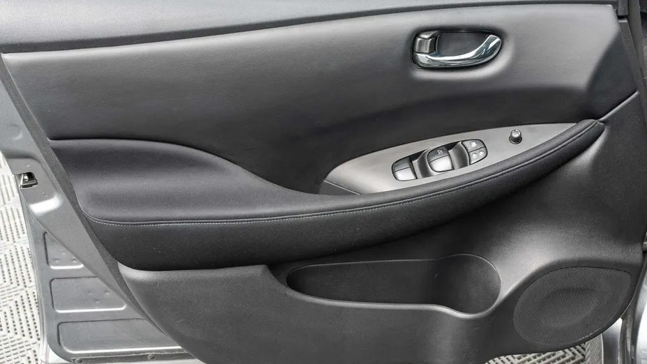 NISSAN Leaf -