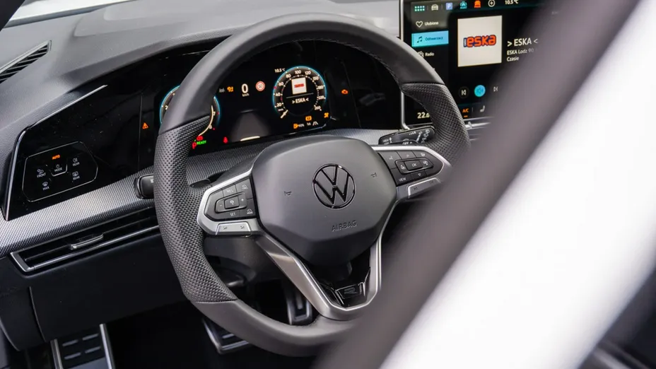 VOLKSWAGEN Golf -