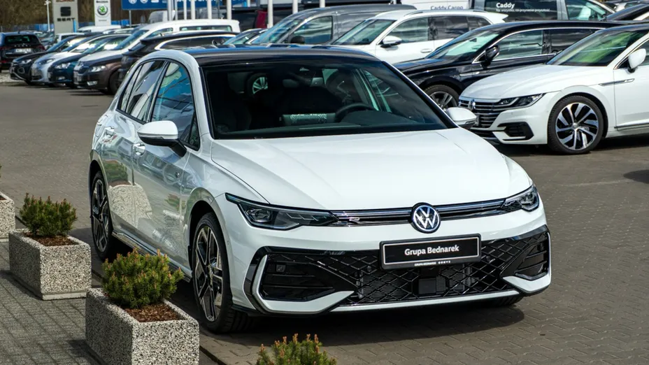 VOLKSWAGEN Golf -