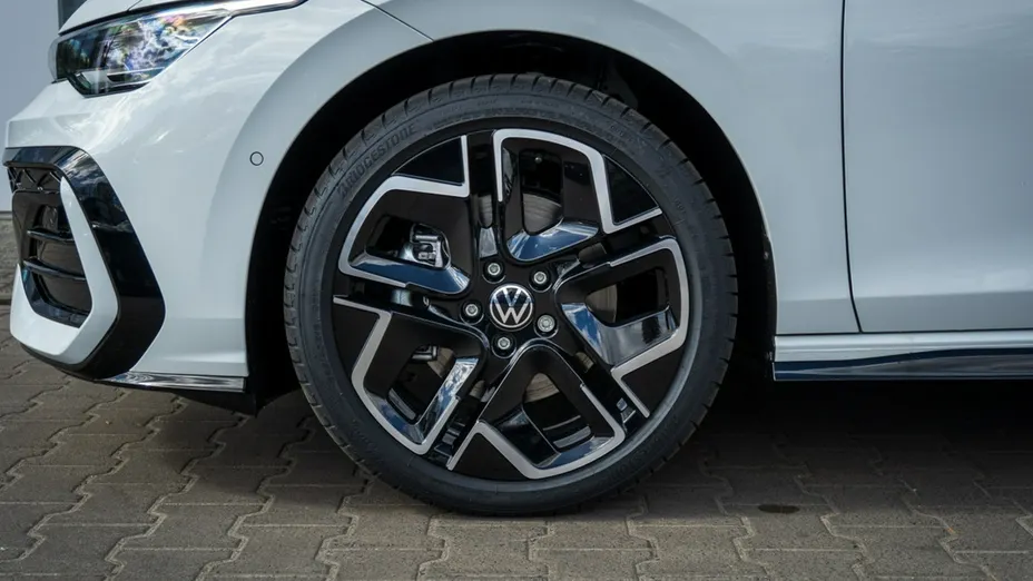 VOLKSWAGEN Golf -