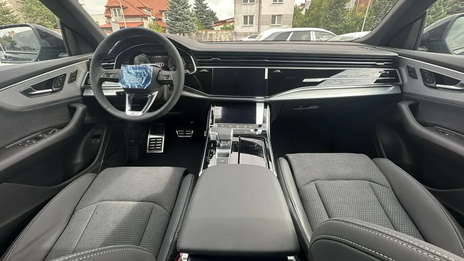 AUDI Q8 -