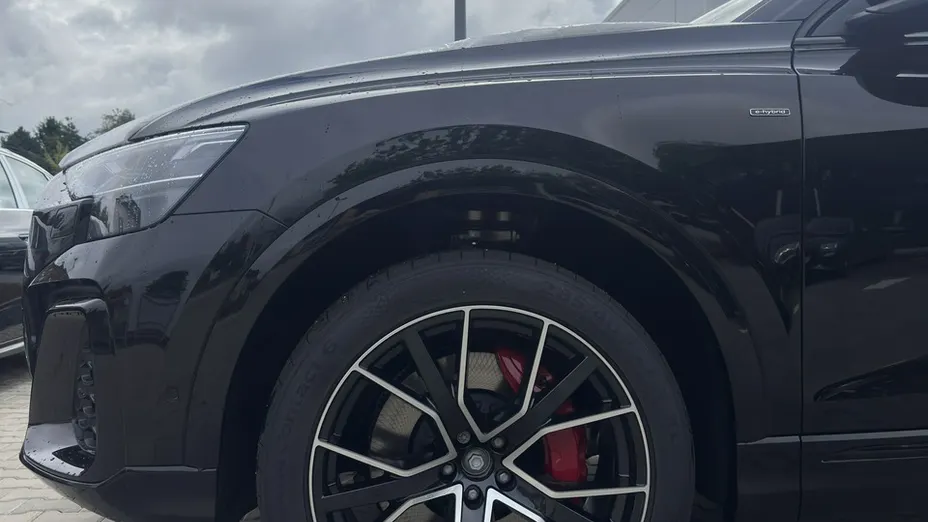 AUDI Q8 -
