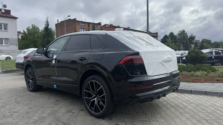 AUDI Q8 -