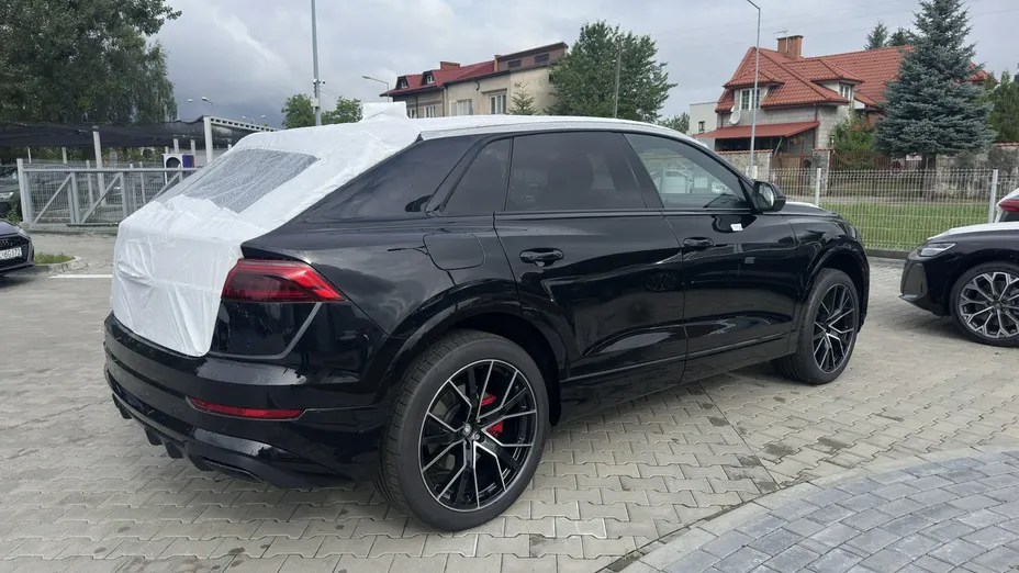 AUDI Q8 -