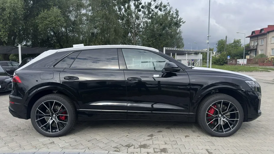 AUDI Q8 -
