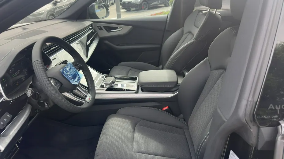 AUDI Q8 -