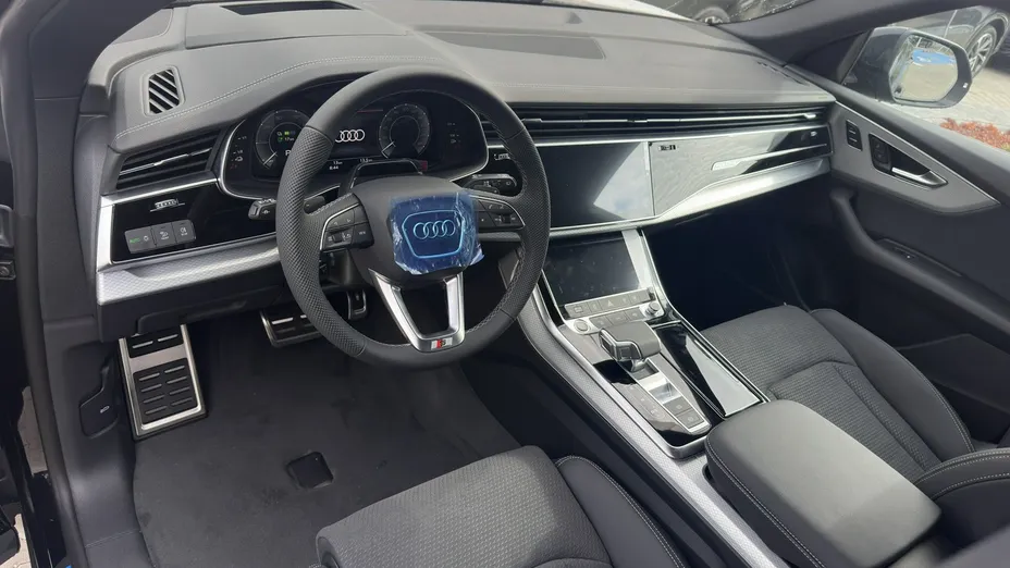 AUDI Q8 -