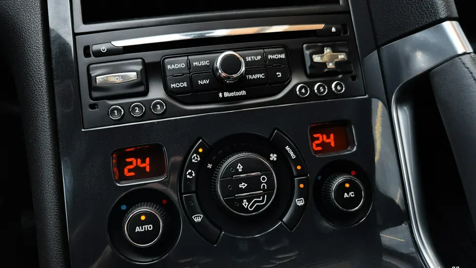 PEUGEOT 3008 -