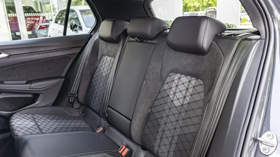 VOLKSWAGEN Golf -