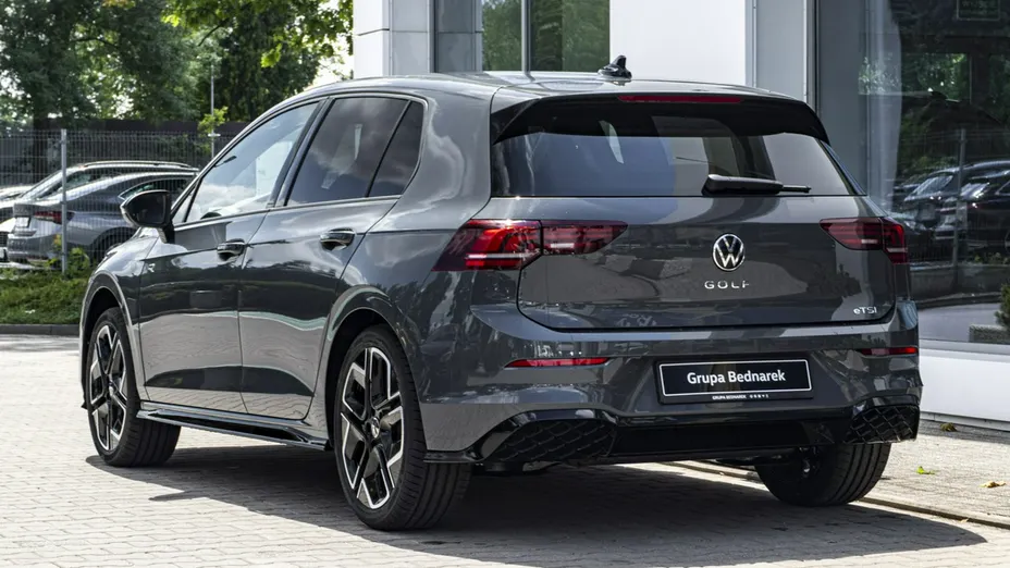 VOLKSWAGEN Golf -