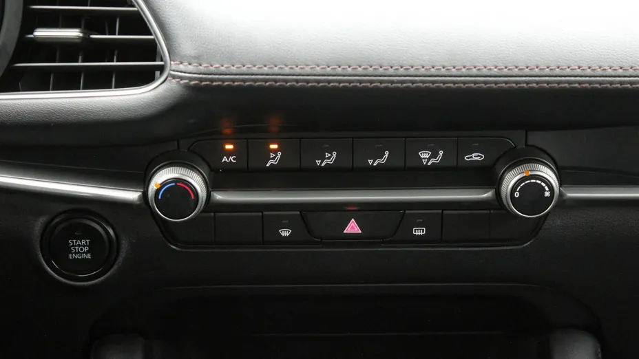 MAZDA 3 -