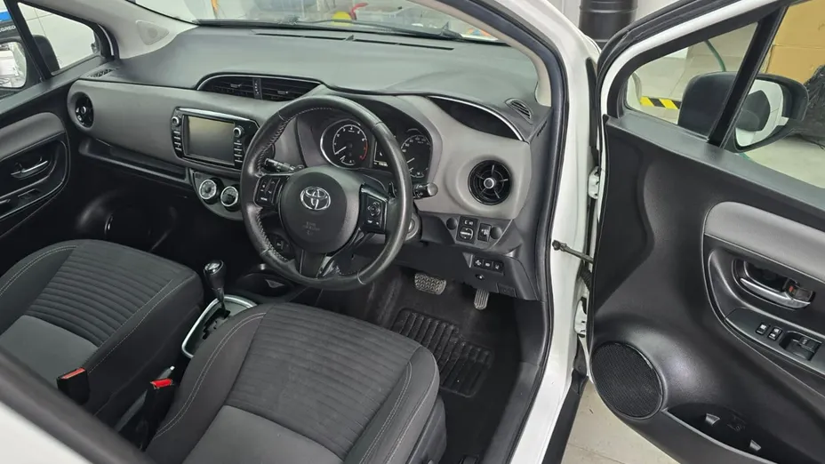 TOYOTA Yaris -