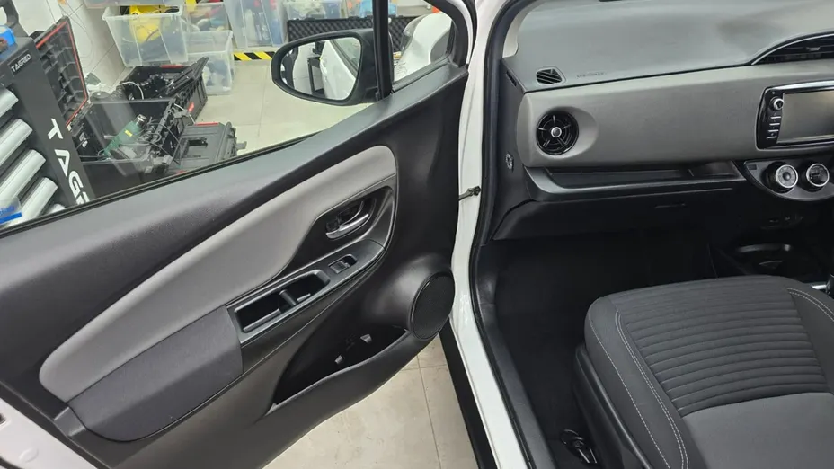 TOYOTA Yaris -