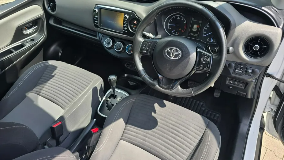 TOYOTA Yaris -