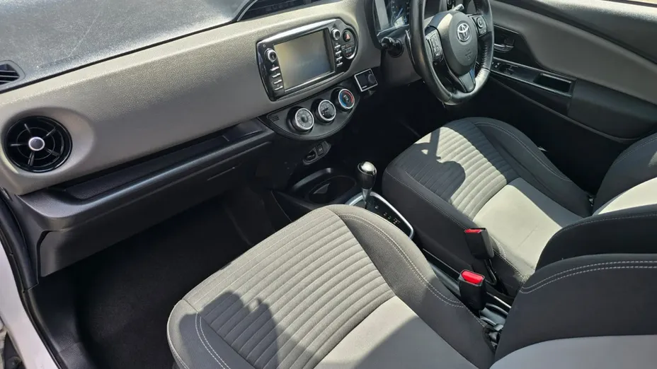 TOYOTA Yaris -