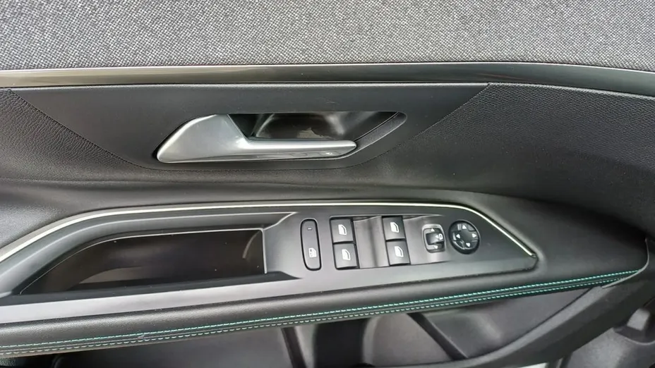 PEUGEOT 5008 -