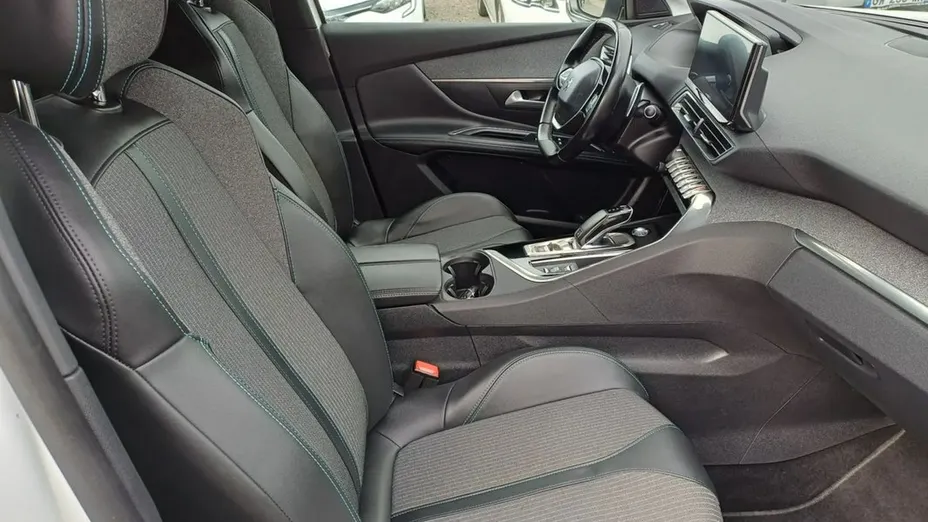 PEUGEOT 5008 -