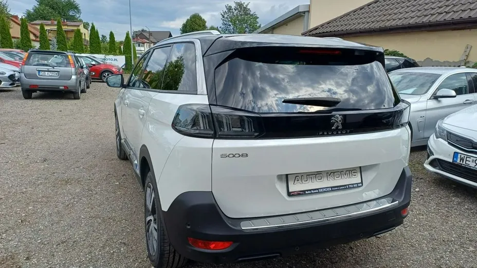 PEUGEOT 5008 -