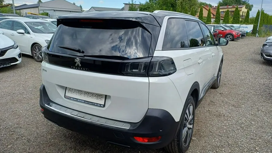 PEUGEOT 5008 -