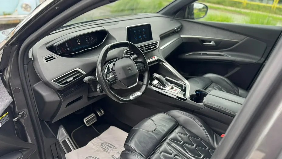 PEUGEOT 5008 -