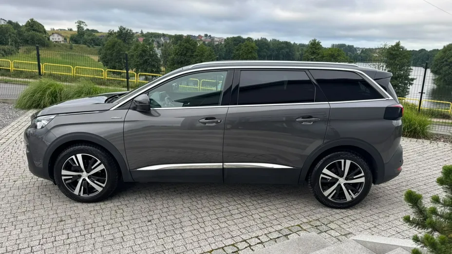 PEUGEOT 5008 -