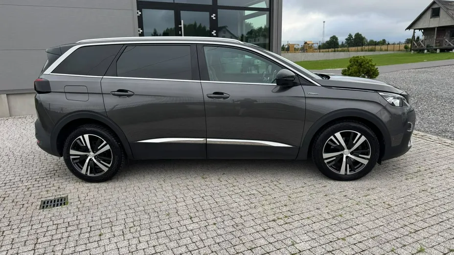 PEUGEOT 5008 -