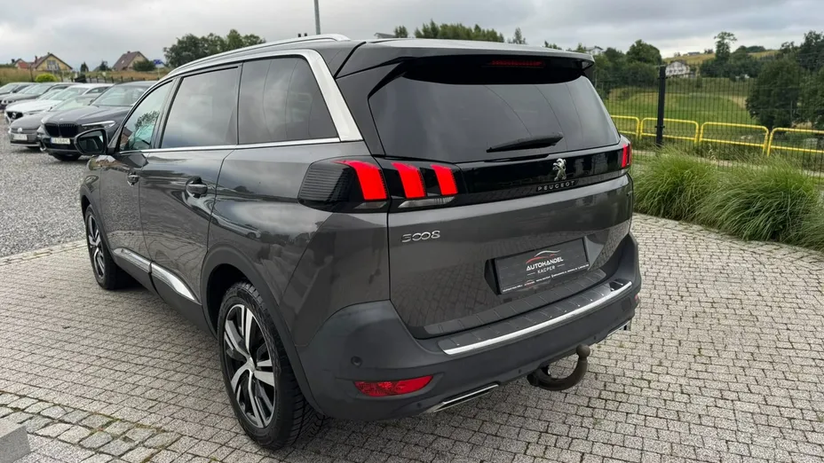 PEUGEOT 5008 -
