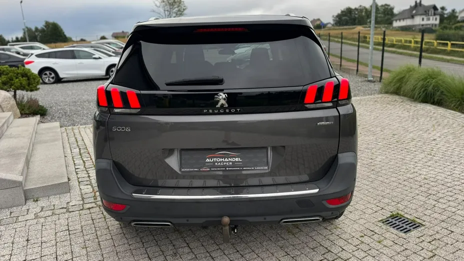PEUGEOT 5008 -