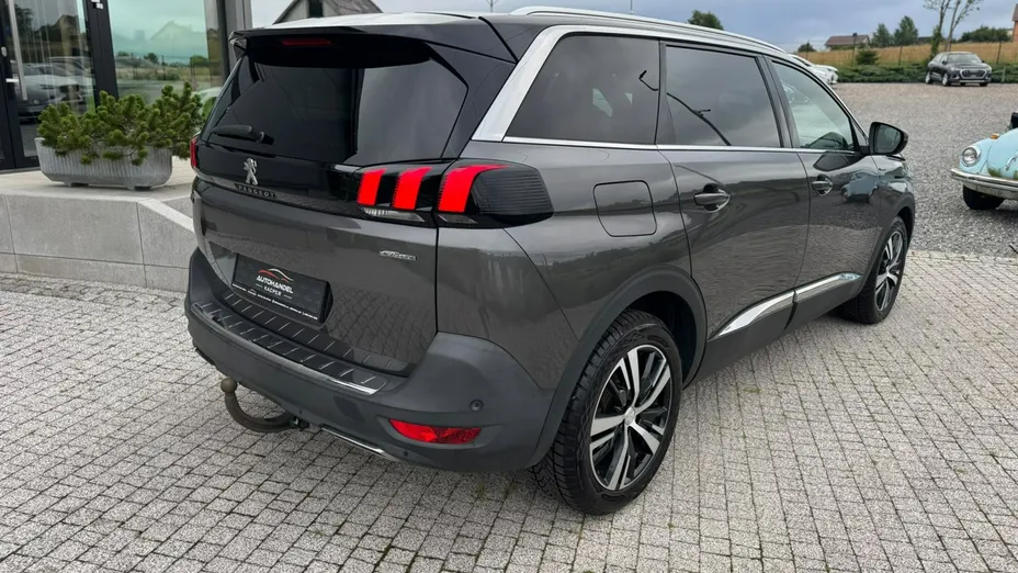 PEUGEOT 5008 -