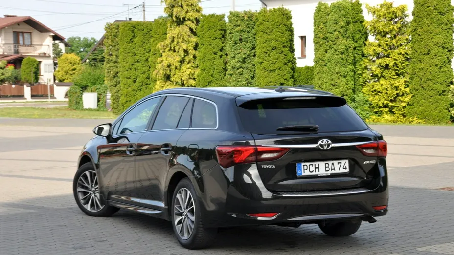 TOYOTA Avensis -
