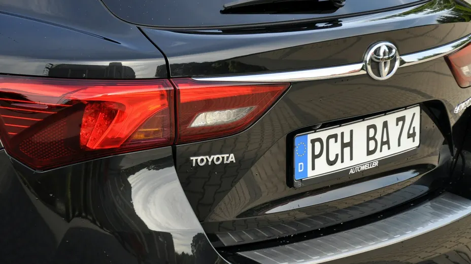 TOYOTA Avensis -
