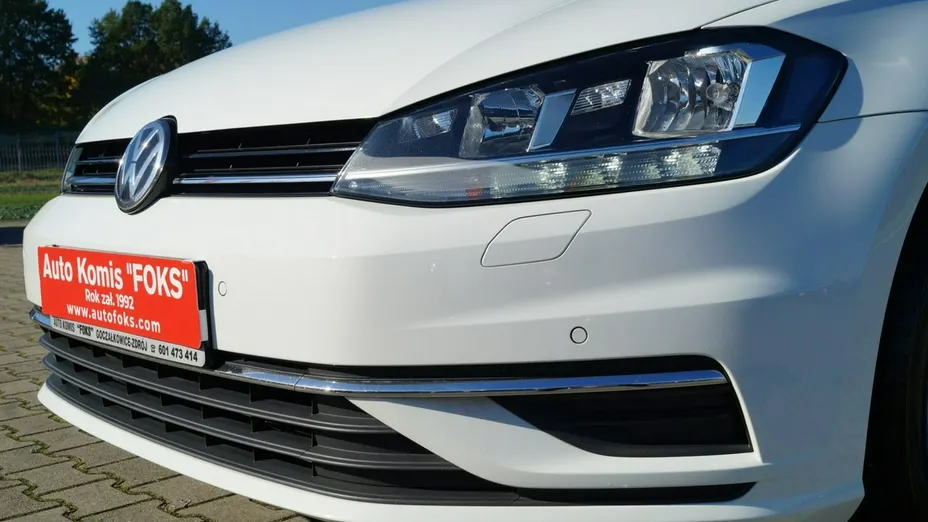 VOLKSWAGEN Golf -