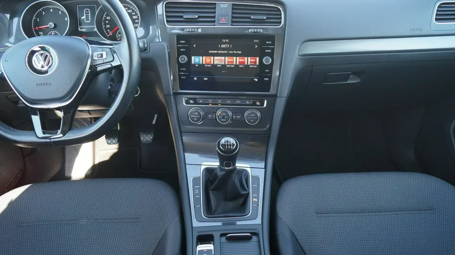 VOLKSWAGEN Golf -