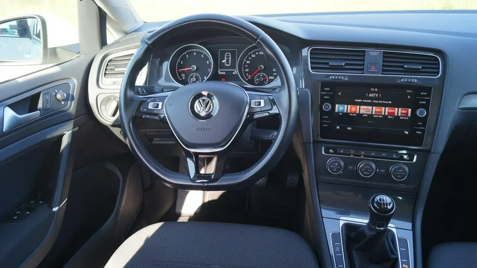 VOLKSWAGEN Golf -