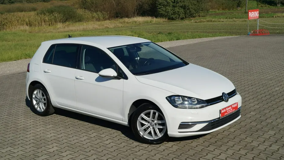 VOLKSWAGEN Golf -