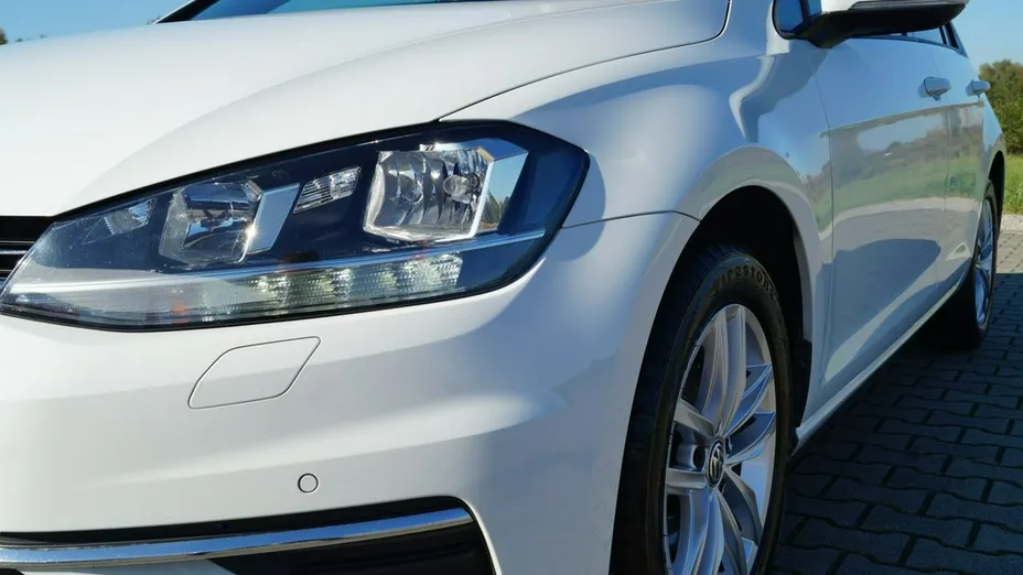 VOLKSWAGEN Golf -