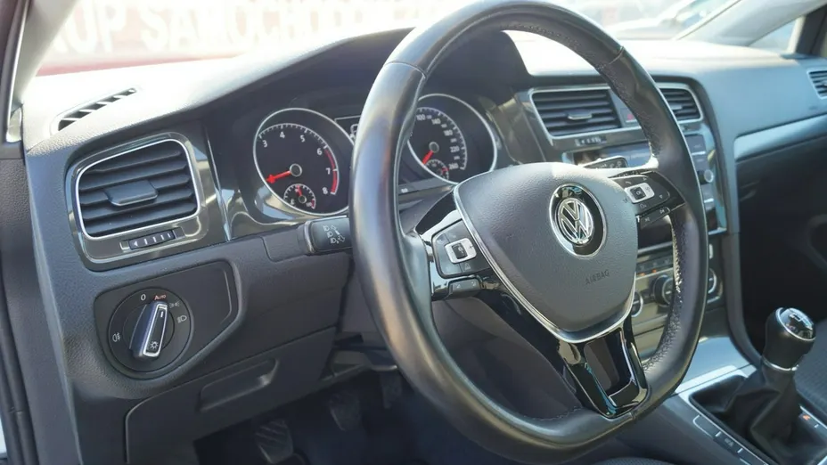 VOLKSWAGEN Golf -